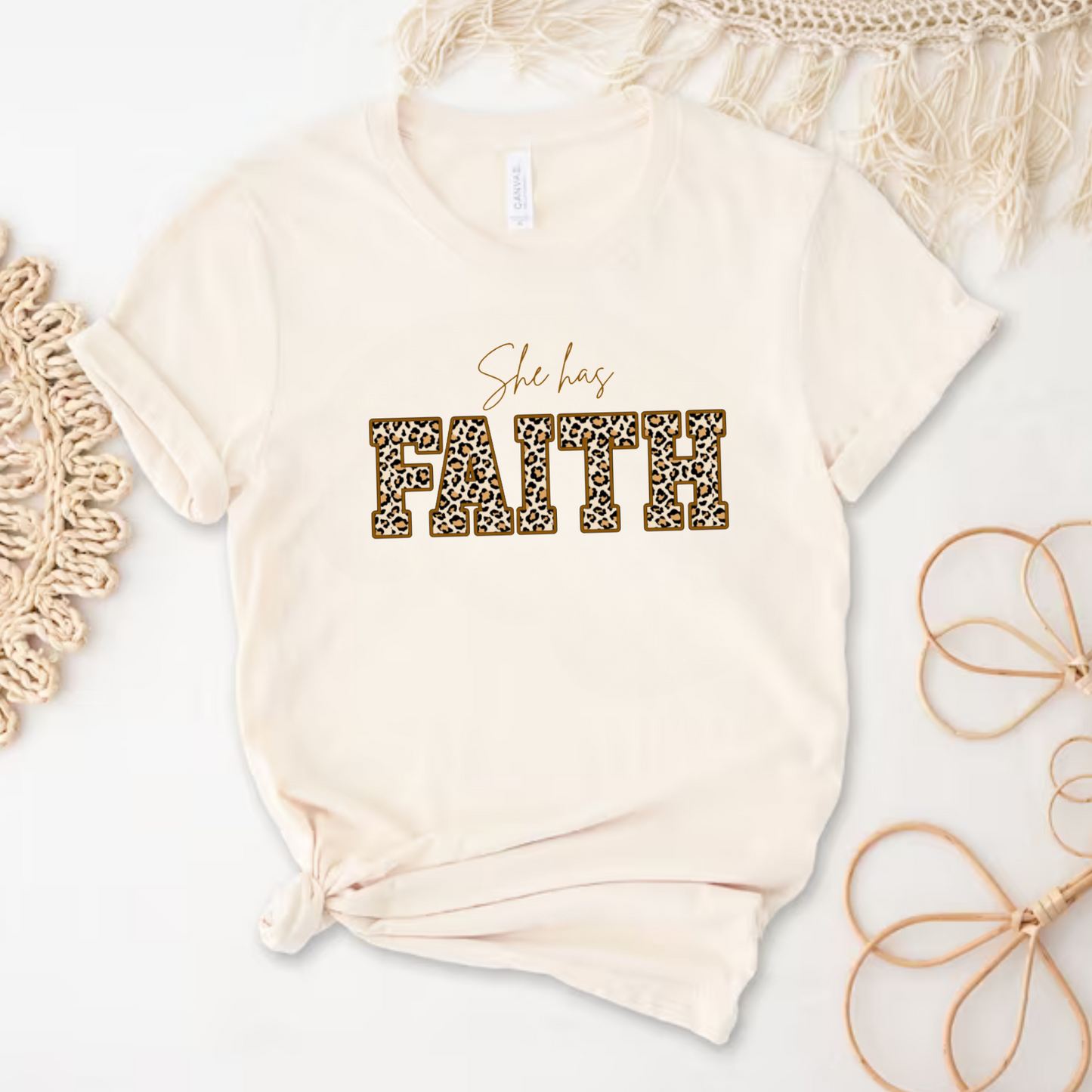 "She has Faith" T-shirt Leopardo manga corta. Animal Print