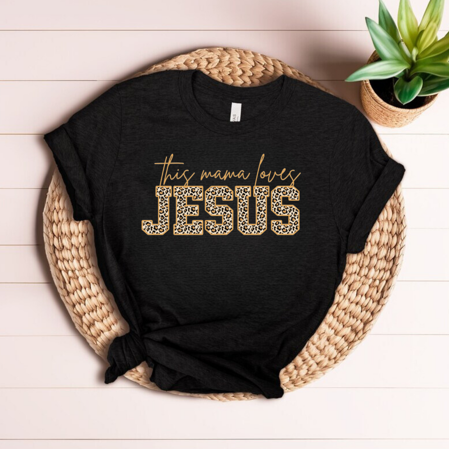 "This mama Loves Jesus" T-shirt Leopardo manga corta. Animal Print