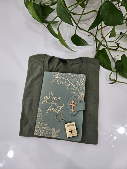 Libreta + camiseta verde militar+llavero de la  Santa Biblia