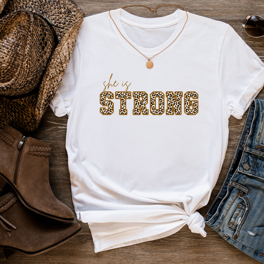 "She is Strong" T-shirt Leopardo manga corta. Animal Print