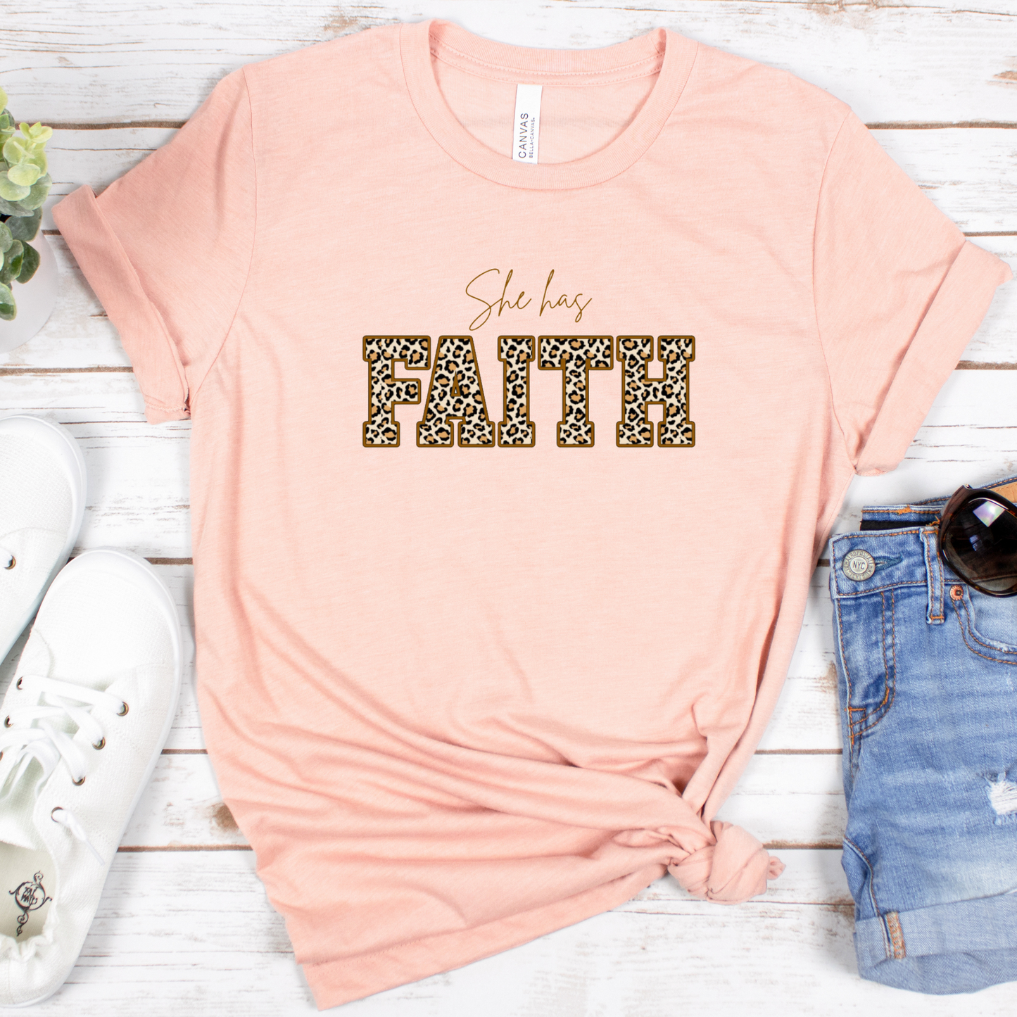 "She has Faith" T-shirt Leopardo manga corta. Animal Print