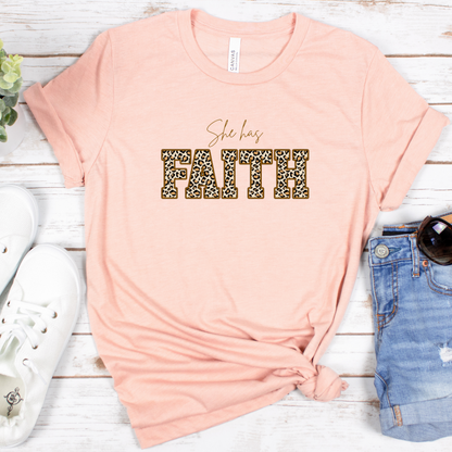 "She has Faith" T-shirt Leopardo manga corta. Animal Print