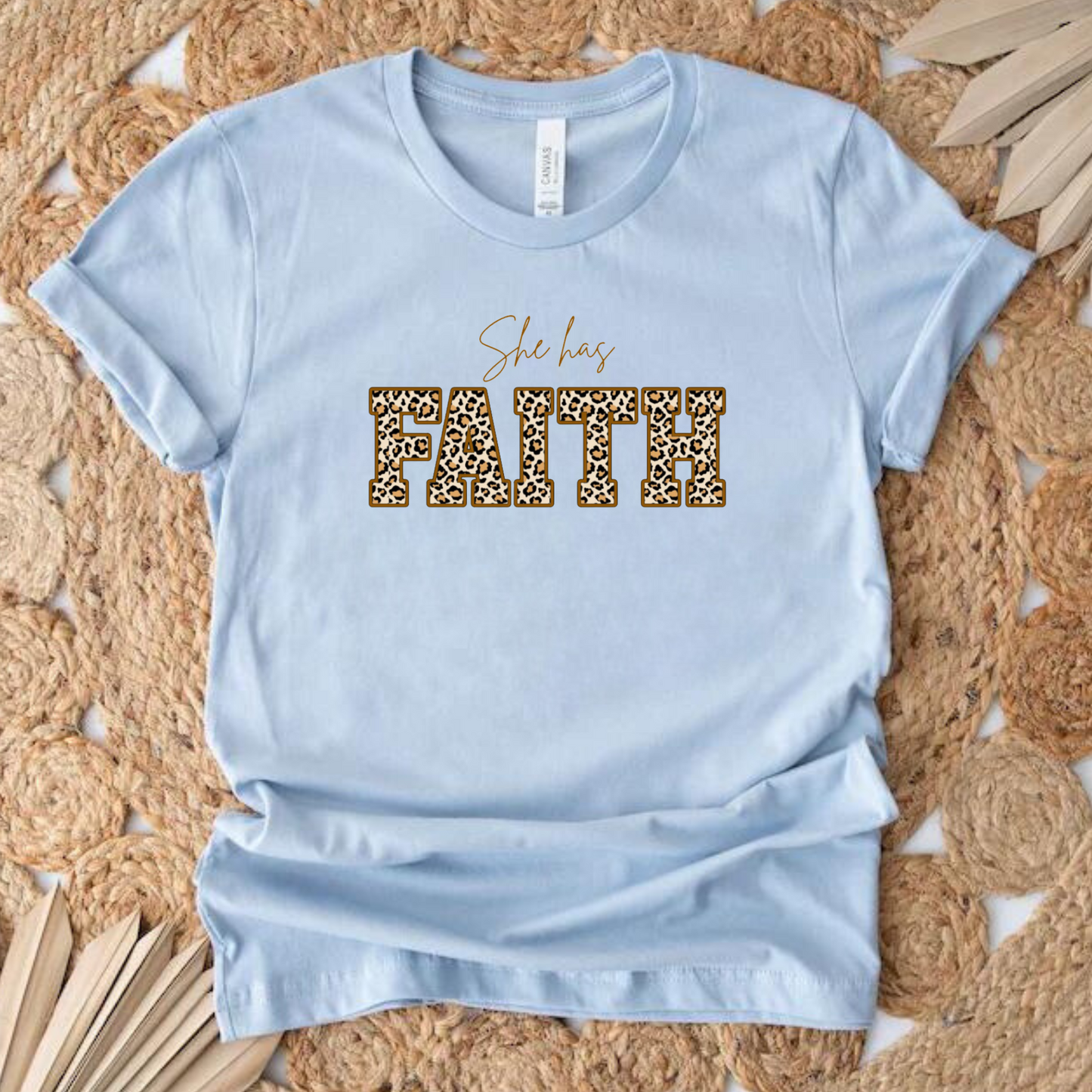 "She has Faith" T-shirt Leopardo manga corta. Animal Print