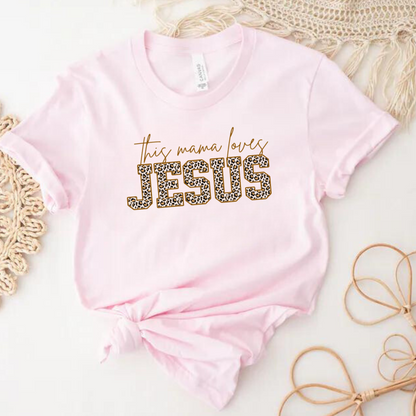 "This mama Loves Jesus" T-shirt Leopardo manga corta. Animal Print