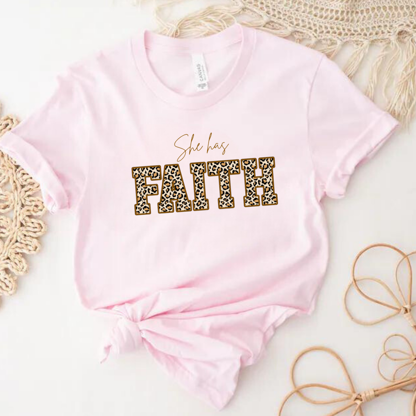 "She has Faith" T-shirt Leopardo manga corta. Animal Print